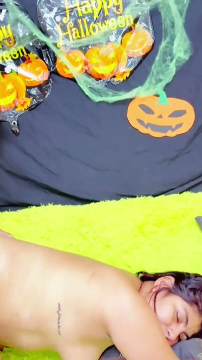 De mooie stiefdochter viert Halloween door haar stiefvader te neuken | Clip 2