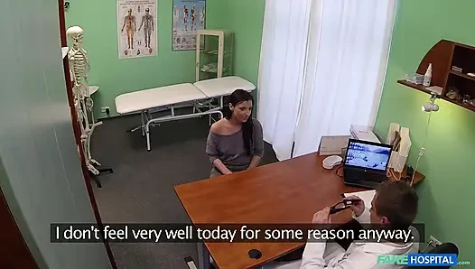 Brünette macht ein massagewerkzeug zu einem sextoy