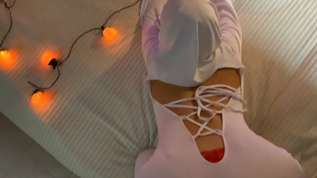 Fodendo o cu de um fantasma gostoso no Halloween - Aria Fleur