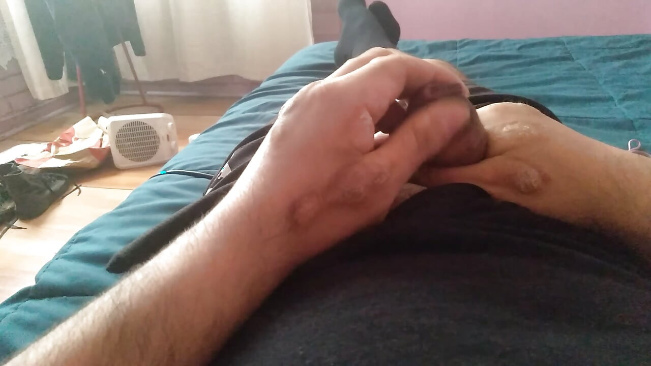 נער מכור למין נוגע באיבר מינו הגדול