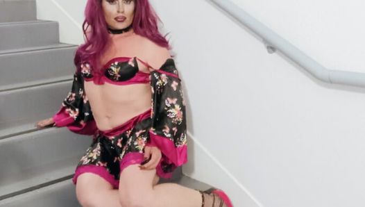 Sexy trans matura in Cina la ragazza fa uno spogliarello e viene sborrata