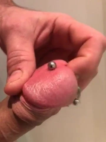 Met me piemel spelen met piercings