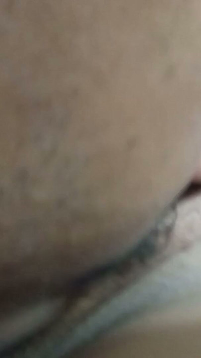 Aku pergi ke ulang tahun ayah tiriku dan sebagai hadiah aku mengisap kontolnya penuh sperma di kamar mandi, dengan je ibu tiriku | Klip 1