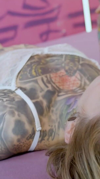 Tatuada gata engasga com pau antes de savage dp extremo anal escancarado | Clipe 2