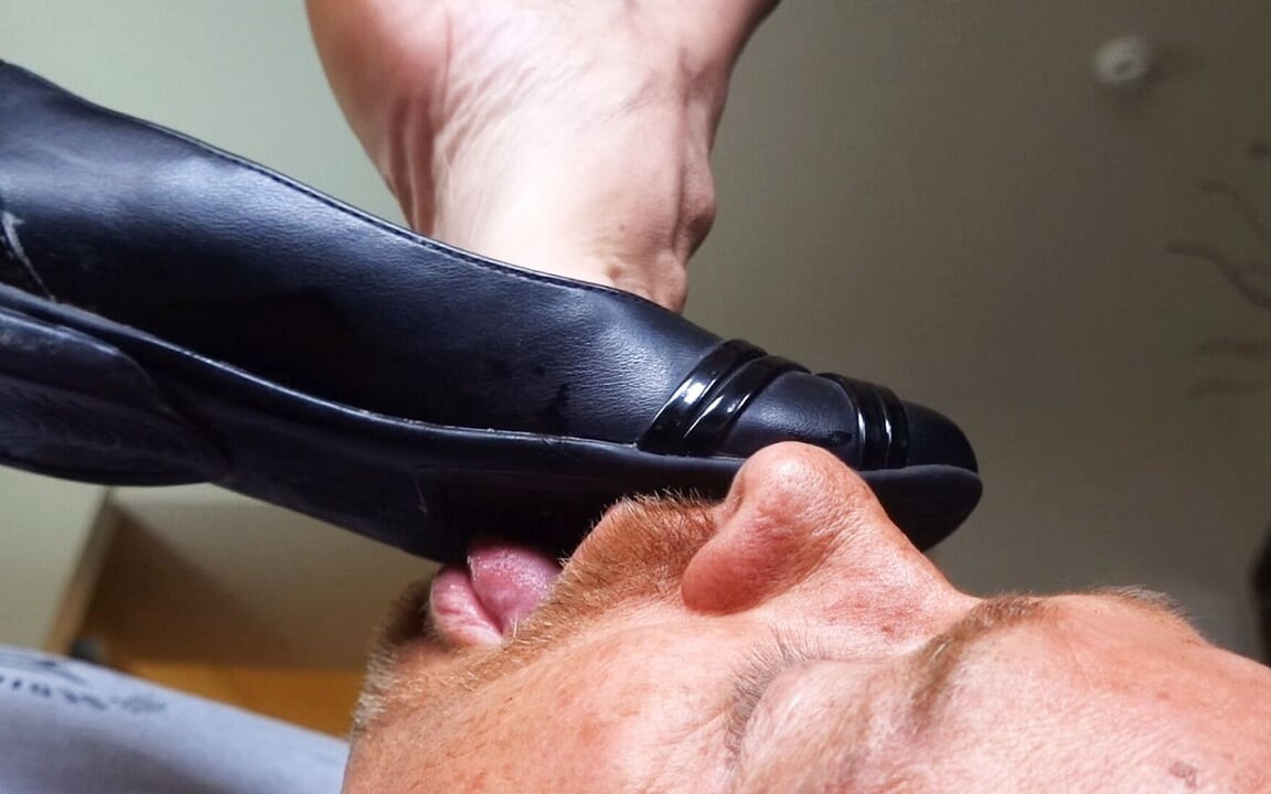 내 음란한 아파트를 핥고 냄새를 맡아 (그리고 내 발을 핥아!!)