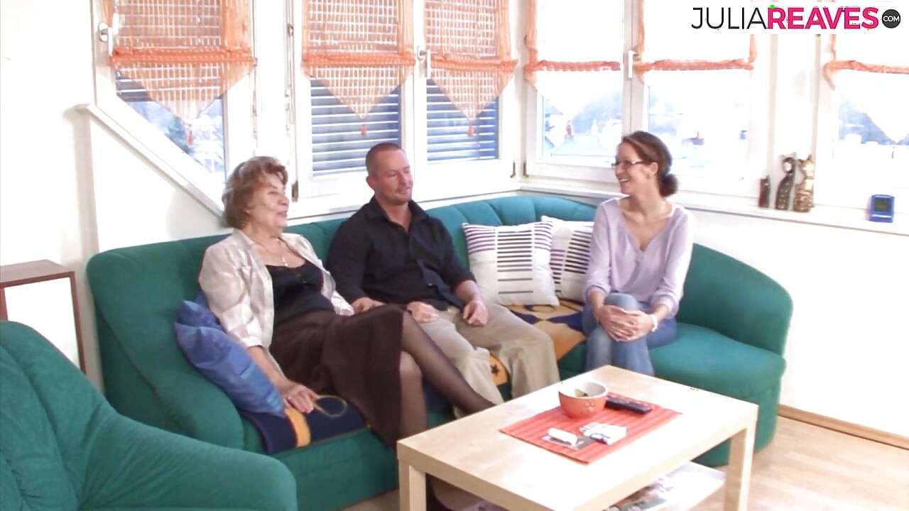 Oma弯下腰在沙发上, 情人用一根灵鸡巴从后面操她