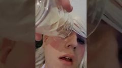 Sissy spuit eigen sperma over haar gezicht