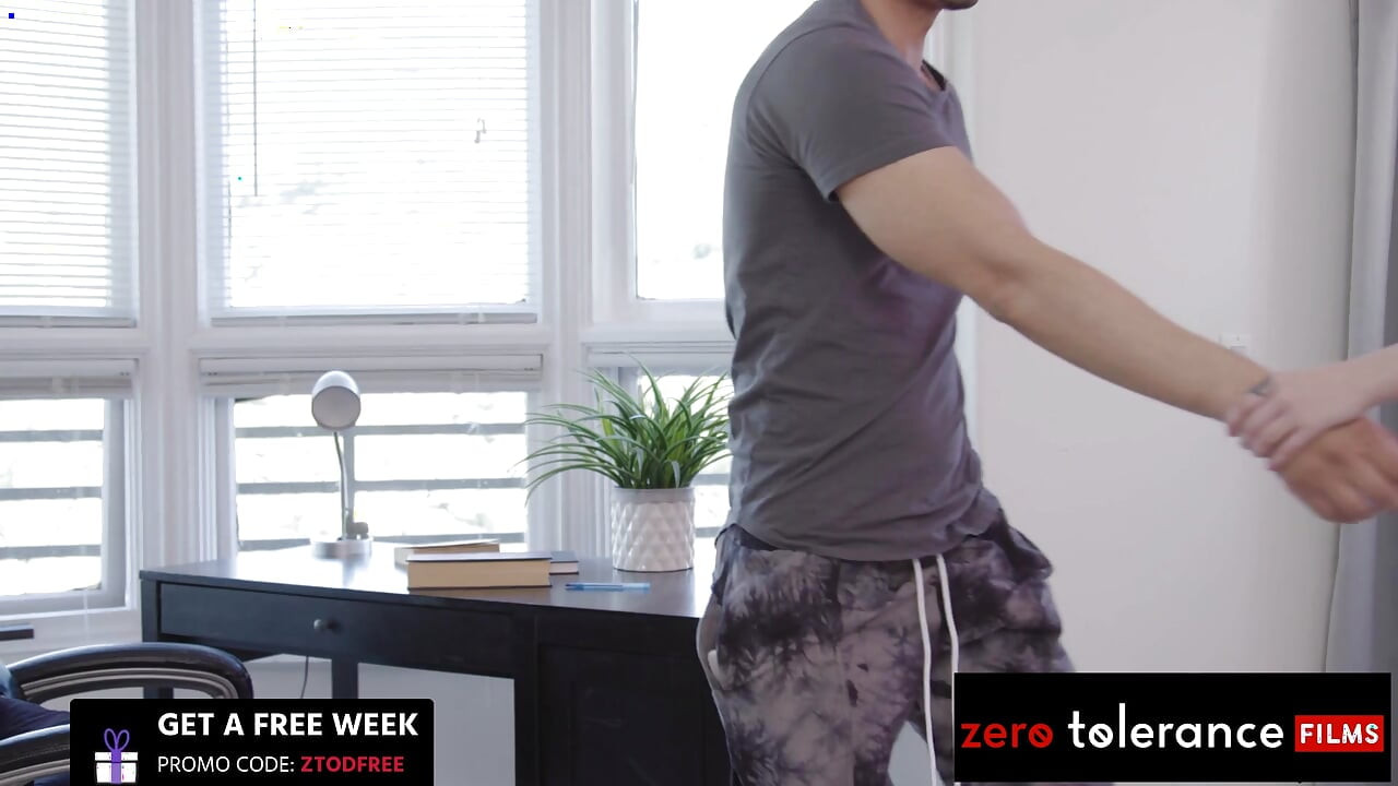 ZERO TOLERANCE FILMS - Coco Lovelock和继兄弟在床上疯狂做爱