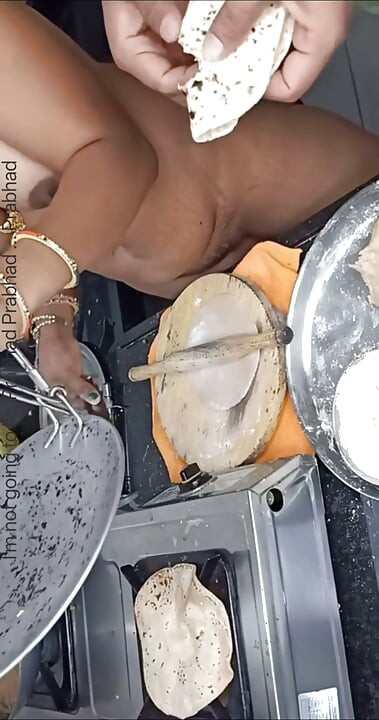 嫂子在做饼的时候被小叔子抓到，小叔子温柔地哄她，之后把鸡巴塞进她嘴里