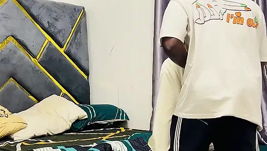 Dia membangunkanku dan meminta seks akhir yang bahagia