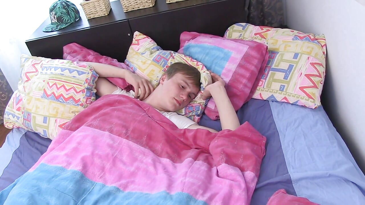 Jovem twink masturba e brinca com seu cu logo depois de acordar