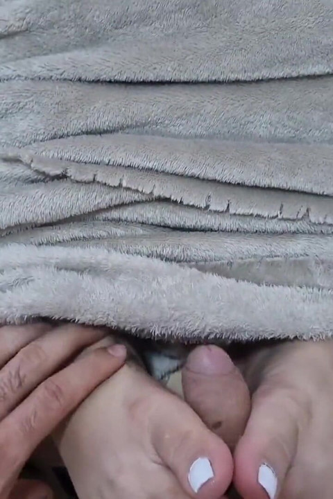 Bağlı ve ayaklar tarafından sikiliyor