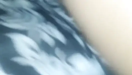 Emmeye başladım ve domalarak sikilmeyi bitirdim, göte boşalma