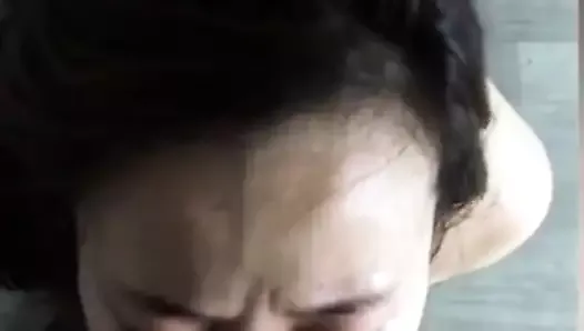 Petite amie asiatique informée de son copain ... elle suce après avoir fini de se doigter