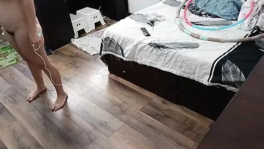 Seksi evli kadın evde çıplak egzersiz yapıyor.