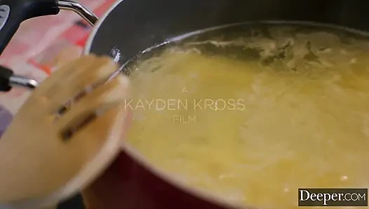 Derin. Yaramaz yarak delisi Suttin erkek kardeşinin en iyi arkadaşını baştan çıkarıyor