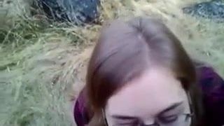 Nerdy Nerdy Outdoor-Blowjob Spermaschlucken