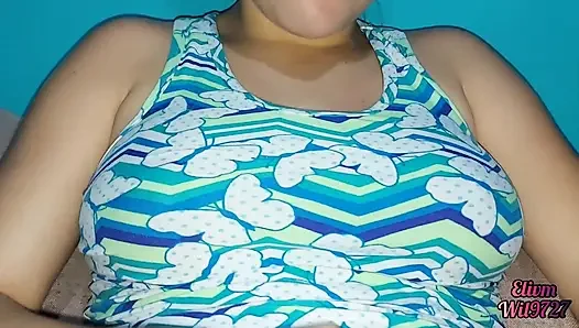 Desi üvey annem büyük hamile göğüslerine dokunmama izin veriyor