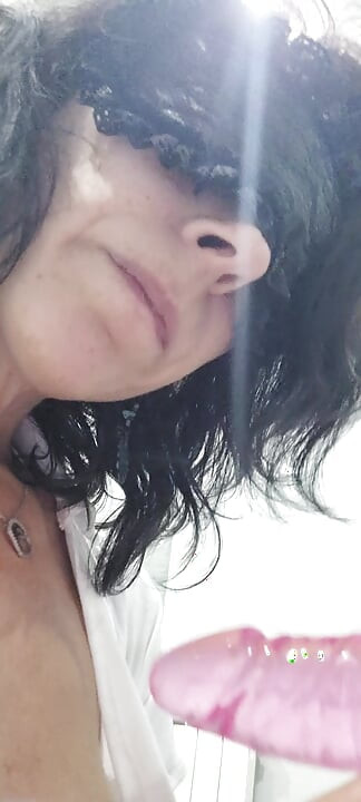 Öğrenci orta yaşlı seksi kadın odasında emiyor