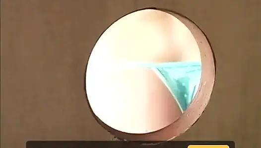 Красивая милфа-блондинка сосет большой хуй в кабинке у глорихола