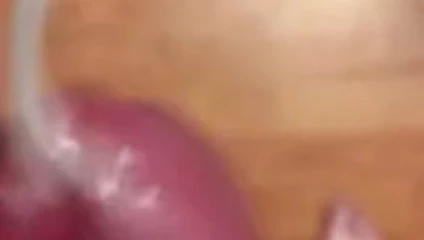 Lee benim için büyük miktarda kalın kremsi döl atıyor