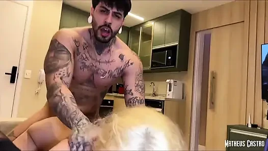 Dreier mit einer frechen Blondine und einer Brünette Sie haben alle Milch genommen