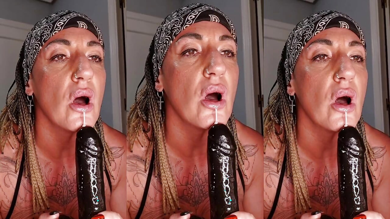 Je suis insatiable et je demande plus de bites dans ma bouche, mon cul et ma chatte.