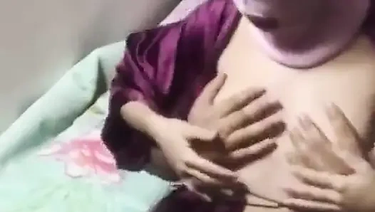 Orgazm kız Arap 18 yaşında