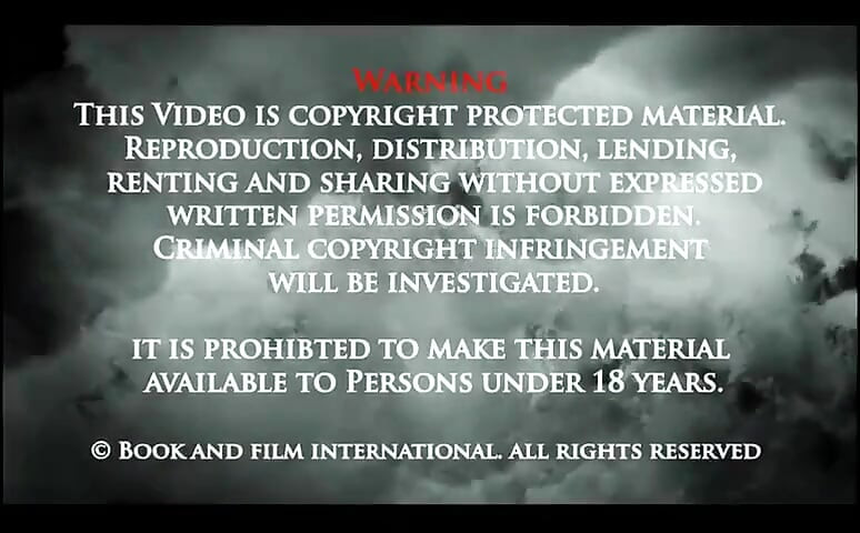 金发熟女在选角时敲打年轻的黑人女郎