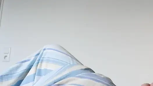 Küçük Penis Havluyla Eğleniyor