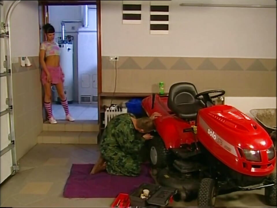Fată tânără retro cu pizdă strâmtă futută și ejaculare în gură de o pulă mare