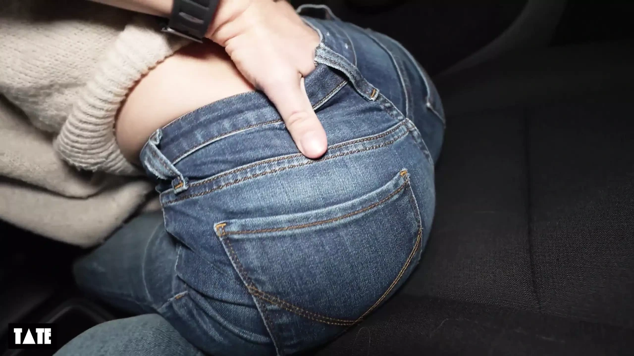 和大学荡妇玩后入危险的车内性爱