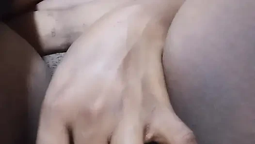 Pembe ve sulu amcığımı parmaklıyorum