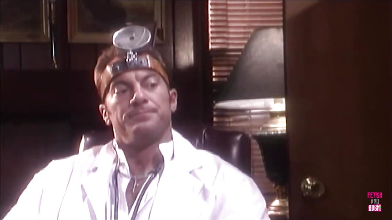 Ovaj prilično iskusni bimbo sa ogromnim lažnim sisama jebana od strane govedine bajonet