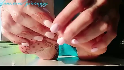Kaki jenjang kaki seksi ini dipijat dengan pijat kaki yang licin! Wajib nonton!