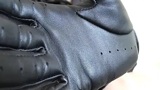 Sarung Tangan Kulit Hitam - Bau Kulit Membuat Anda Sangat Terangsang, Lady Victoria Valente