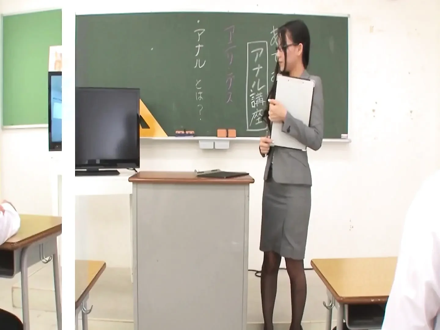 最香港的日本场景-3 美丽的亚洲老师任 Azumi 教她的学生如何从后面操逼