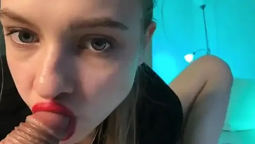 Jucielussie mengisap dildo dan gaya anjing seksi