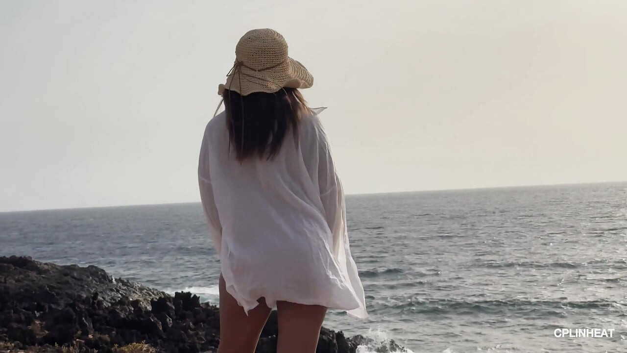 Mis Grandes Tetas Tailandesas Temblan En El Viento Salado, Pezones Duros Expuestos En La Playa Desnuda
