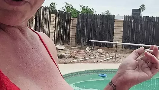 La milf americana más sexy se masturba y eyacula junto a la piscina para cinco de mayo