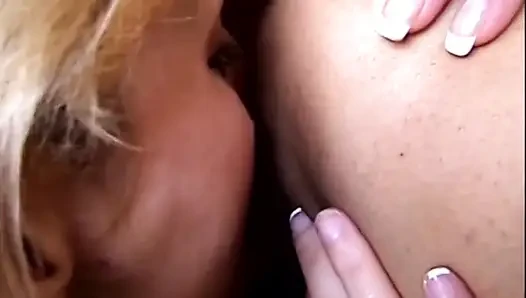 Cewek hot rambut pirang lagi asik fingering dan jilat cewek rambut cokelat sampai orgasme intens