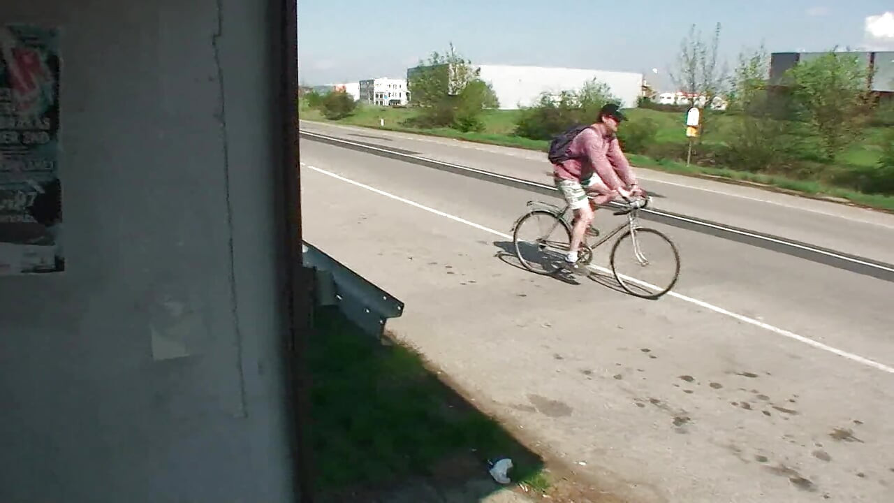 La ragazza mora rimorchiata succhia e cavalca due cazzi