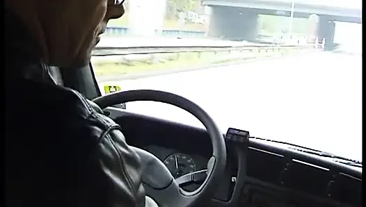 Blondes schätzchen wird zu dritt im auto gepflügt