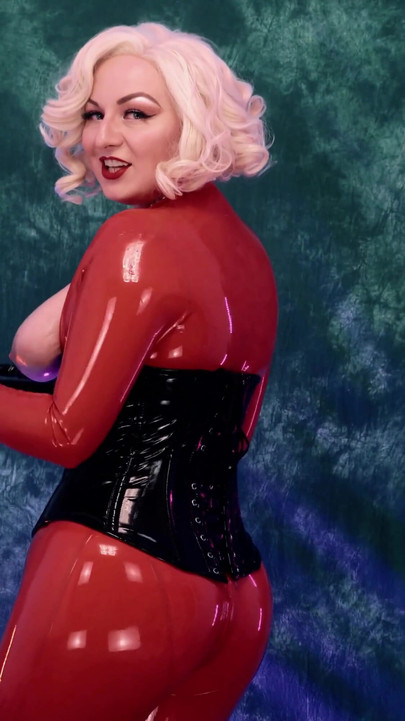 Kultni trenutak iz "Femdom JOI na francuskom, POV, lateks - BESPLATNI porno video"