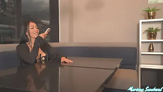 Edepsiz bir saksoyla oda servisçimi baştan çıkarıyorum ve sıkı amcığımı siktiriyorum - Mariana Sandoval