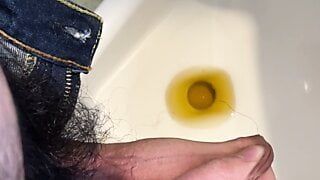 Pisse avec masturbation et éjaculation dans l'urinoir