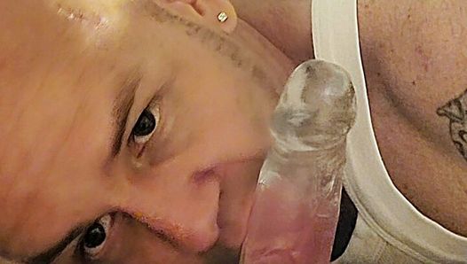 Sexy ragazzo tatuato e creatore di xhamster cattivo ragazzo Brandon cavalca un dildo a ventosa su una macchina del sesso fatta in casa