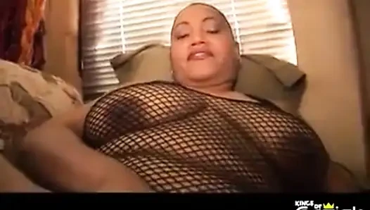 Geile fette MILF befriedigt ihre rasierte muschi mit großem spielzeug für erwachsene