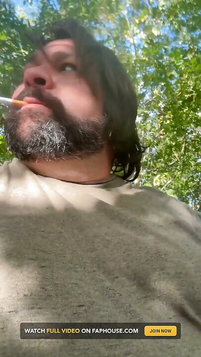 Oso Fumando Y En El Bosque