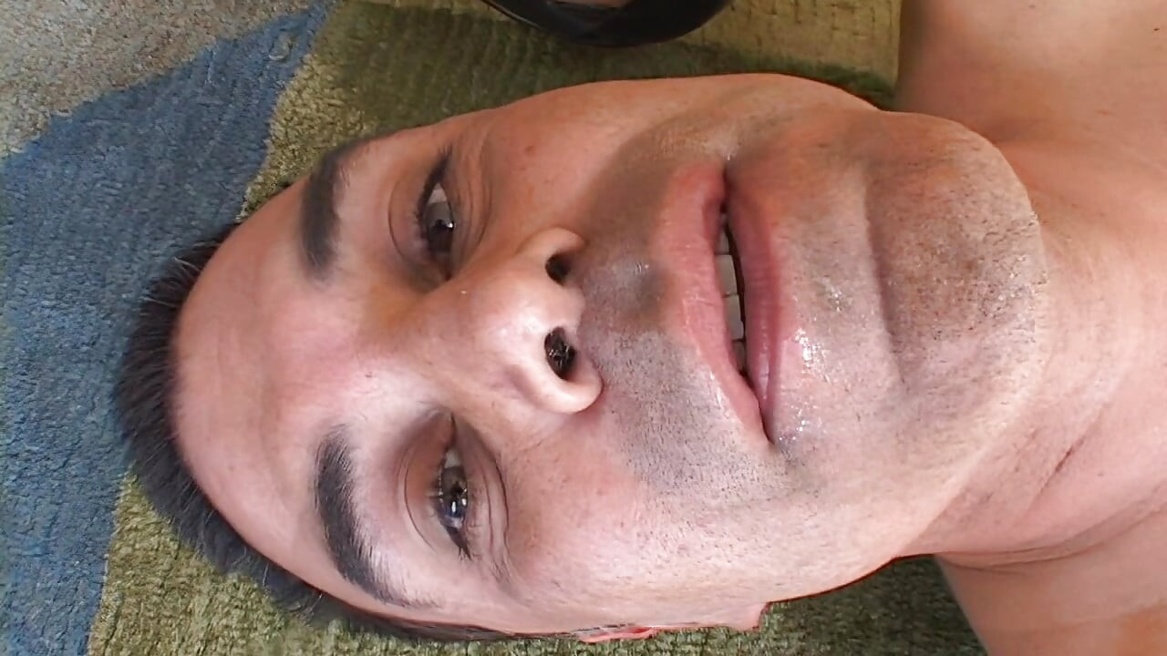 Loira menina chupa e fode dois grandes paus pretos para uma gozada
